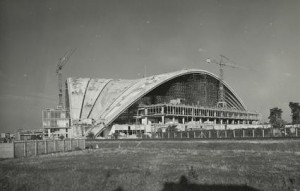 Photos de la construction du Cnit a La Defense en 1958.